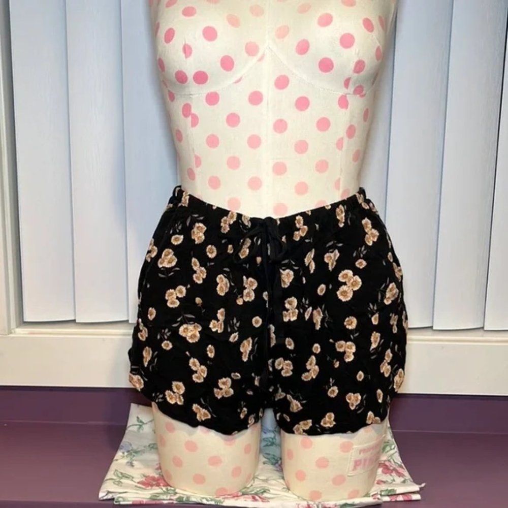 Brandy Melville Women's Floral Shorts Black